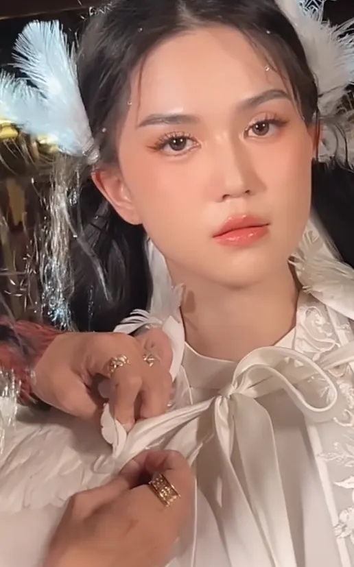 ngoc-trinh-tai-xuat-showbiz-doi-hinh-anh-ty-ty-trung-ngoai-hinh-tre-trung-tuoi-u40-khien-netizen-bat-ngo (1)