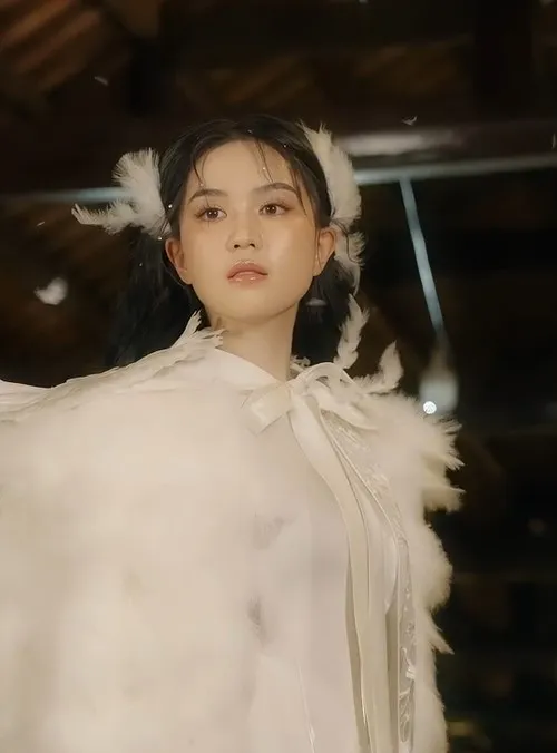 ngoc-trinh-tai-xuat-showbiz-doi-hinh-anh-ty-ty-trung-ngoai-hinh-tre-trung-tuoi-u40-khien-netizen-bat-ngo (14)