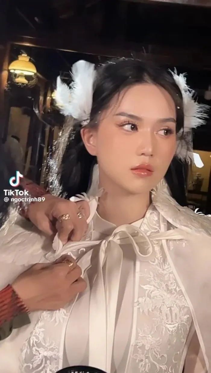 ngoc-trinh-tai-xuat-showbiz-doi-hinh-anh-ty-ty-trung-ngoai-hinh-tre-trung-tuoi-u40-khien-netizen-bat-ngo (2)