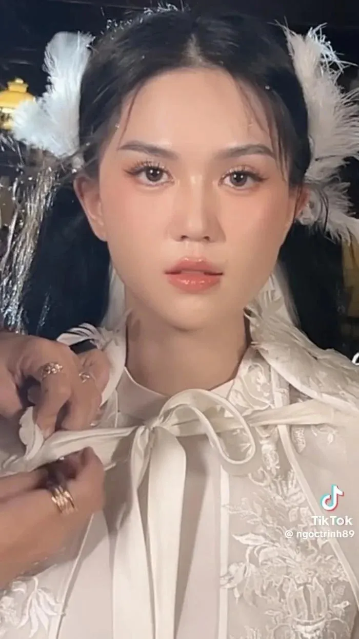 ngoc-trinh-tai-xuat-showbiz-doi-hinh-anh-ty-ty-trung-ngoai-hinh-tre-trung-tuoi-u40-khien-netizen-bat-ngo (3)