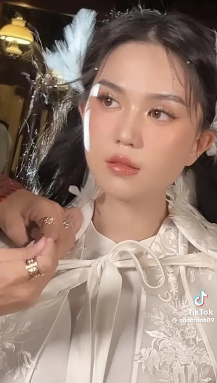 ngoc-trinh-tai-xuat-showbiz-doi-hinh-anh-ty-ty-trung-ngoai-hinh-tre-trung-tuoi-u40-khien-netizen-bat-ngo (4)