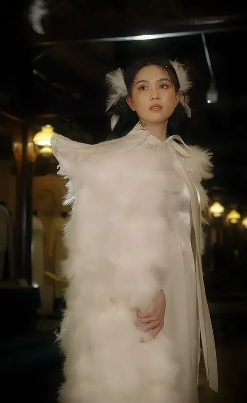 ngoc-trinh-tai-xuat-showbiz-doi-hinh-anh-ty-ty-trung-ngoai-hinh-tre-trung-tuoi-u40-khien-netizen-bat-ngo (41)