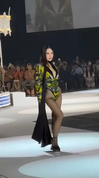 thi-sinh-miss-grand-thai-lan-mac-bikini-khoet-hong-qua-muc-suyt-lo-diem-nhay-cam-netizen -phai-lay-tay-che-mat (6)