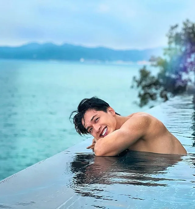 chu-tich-acb-tung-bo-anh-trang-den-mung-8-3-nhan-sac-u50-gay-bat-ngo-co-thu-trai-tre-them-khat (17)