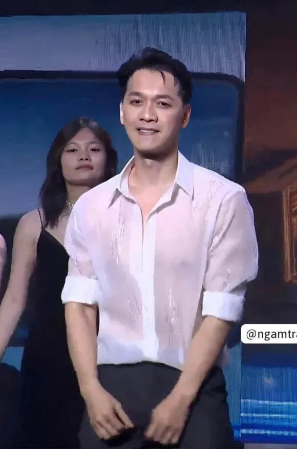 chu-tich-acb-tung-bo-anh-trang-den-mung-8-3-nhan-sac-u50-gay-bat-ngo-co-thu-trai-tre-them-khat (41)