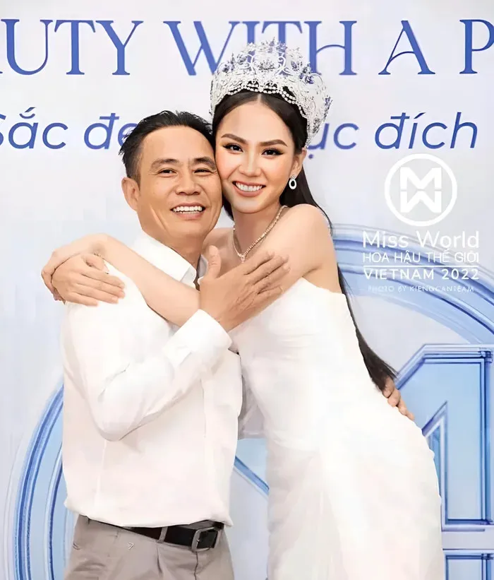 ba-hoa-hau-mai-phuong-xuc-dong-gui-tam-thu-khi-biet-con-gai-lop-top-40-truoc-them-chung-ket-miss-world (3)