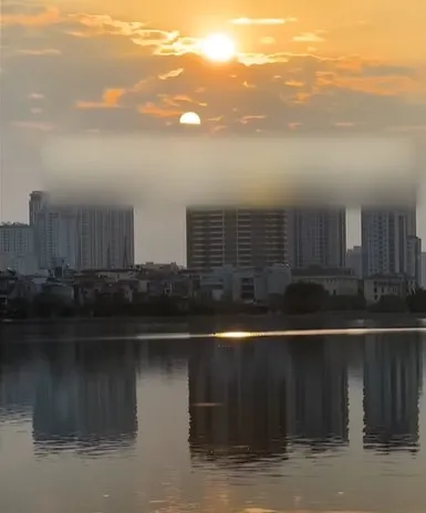 xuat-hien-2-mat-troi-cung-luc-tren-bau-troi-ha-noi-dan-tinh-nghi-co-diem-bao-khong-may (2)