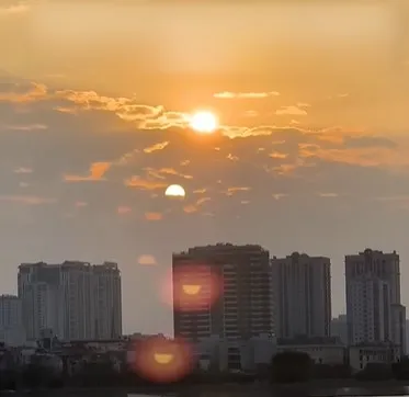 xuat-hien-2-mat-troi-cung-luc-tren-bau-troi-ha-noi-dan-tinh-nghi-co-diem-bao-khong-may (3)