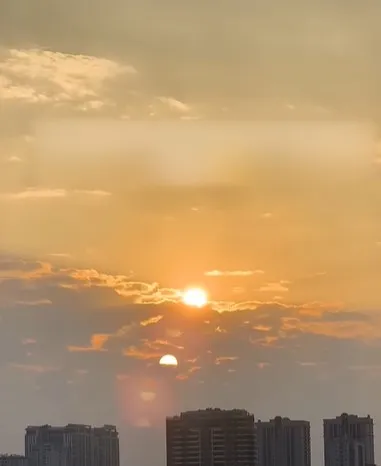 xuat-hien-2-mat-troi-cung-luc-tren-bau-troi-ha-noi-dan-tinh-nghi-co-diem-bao-khong-may (4)