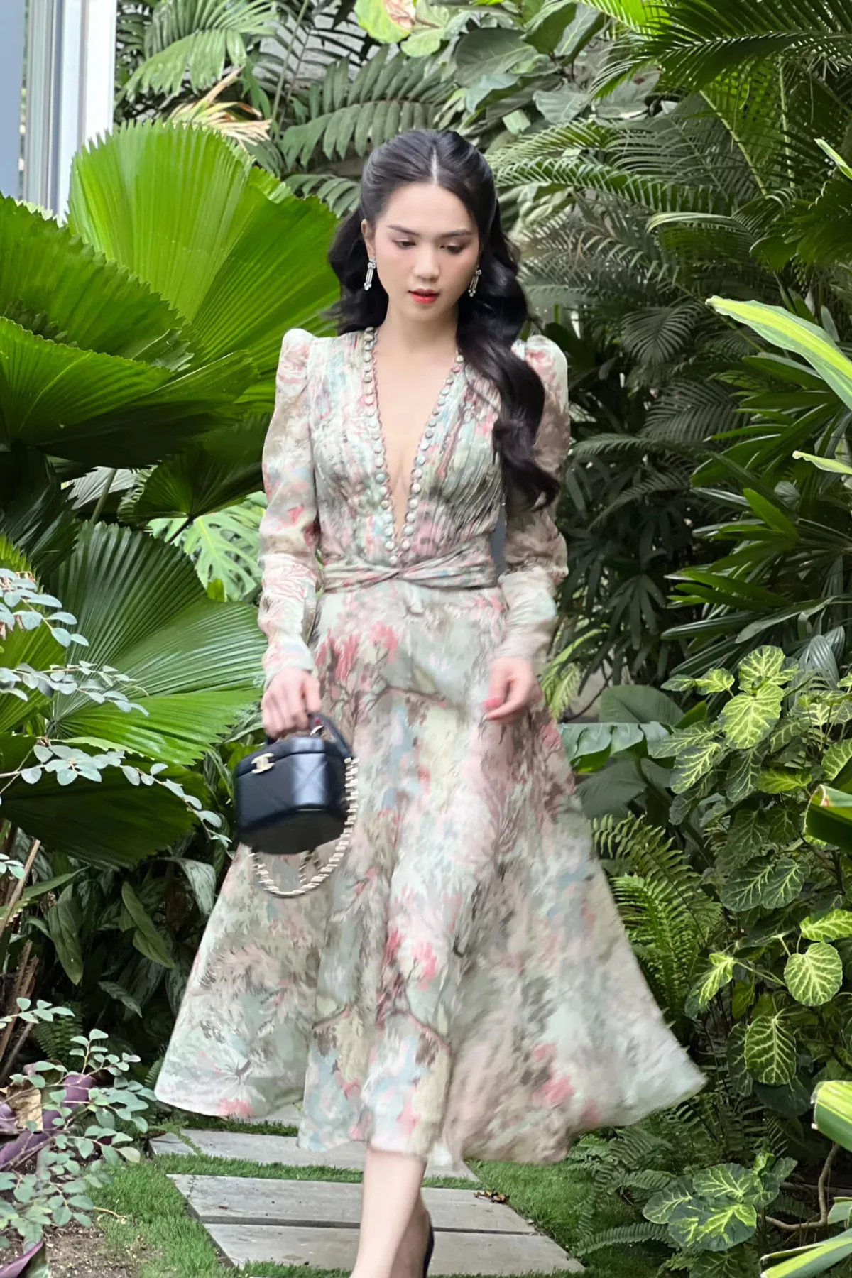 goc-trinh-dung-hang-lan-ngoc-dien-dam-20-trieu-ngoc-nu-ap-dao-nho-khoe-diem-hinh-the-hiem-hoc (6)