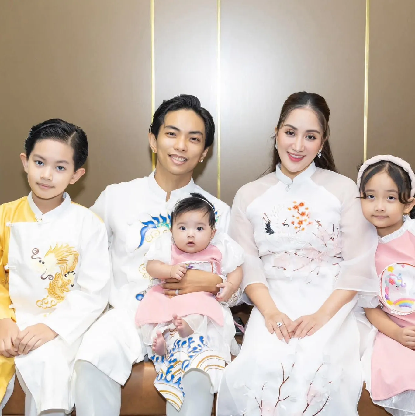 khanh-thi-cham-con-mat-tay (1)