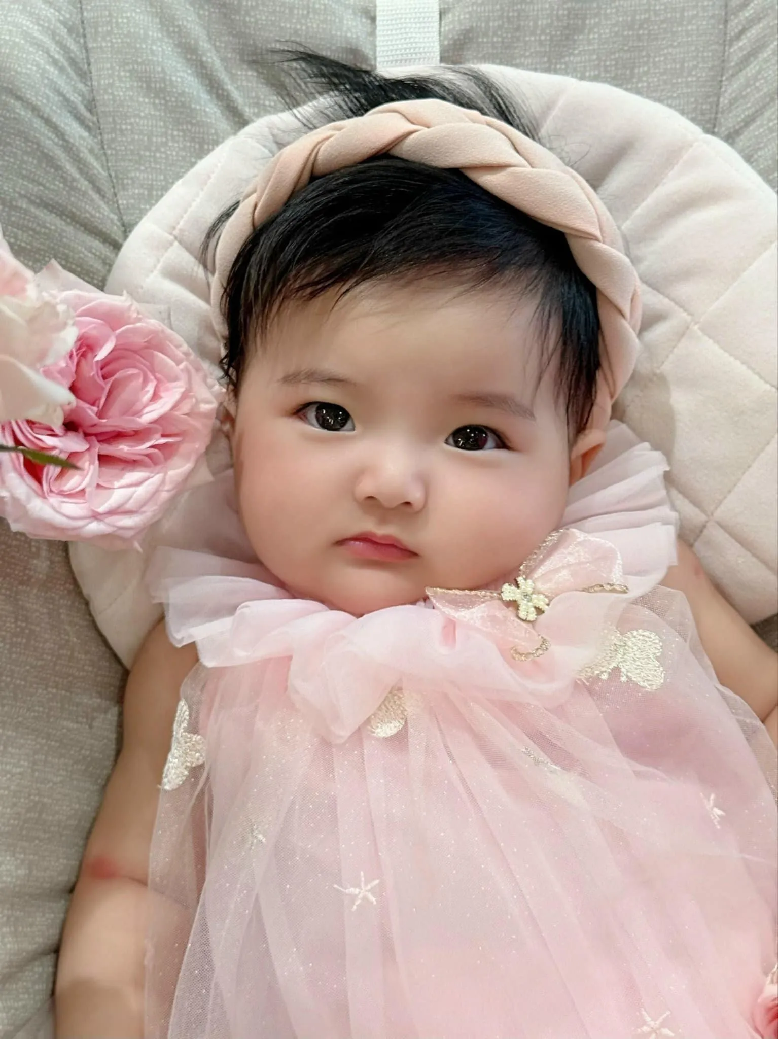 khanh-thi-cham-con-mat-tay (2)