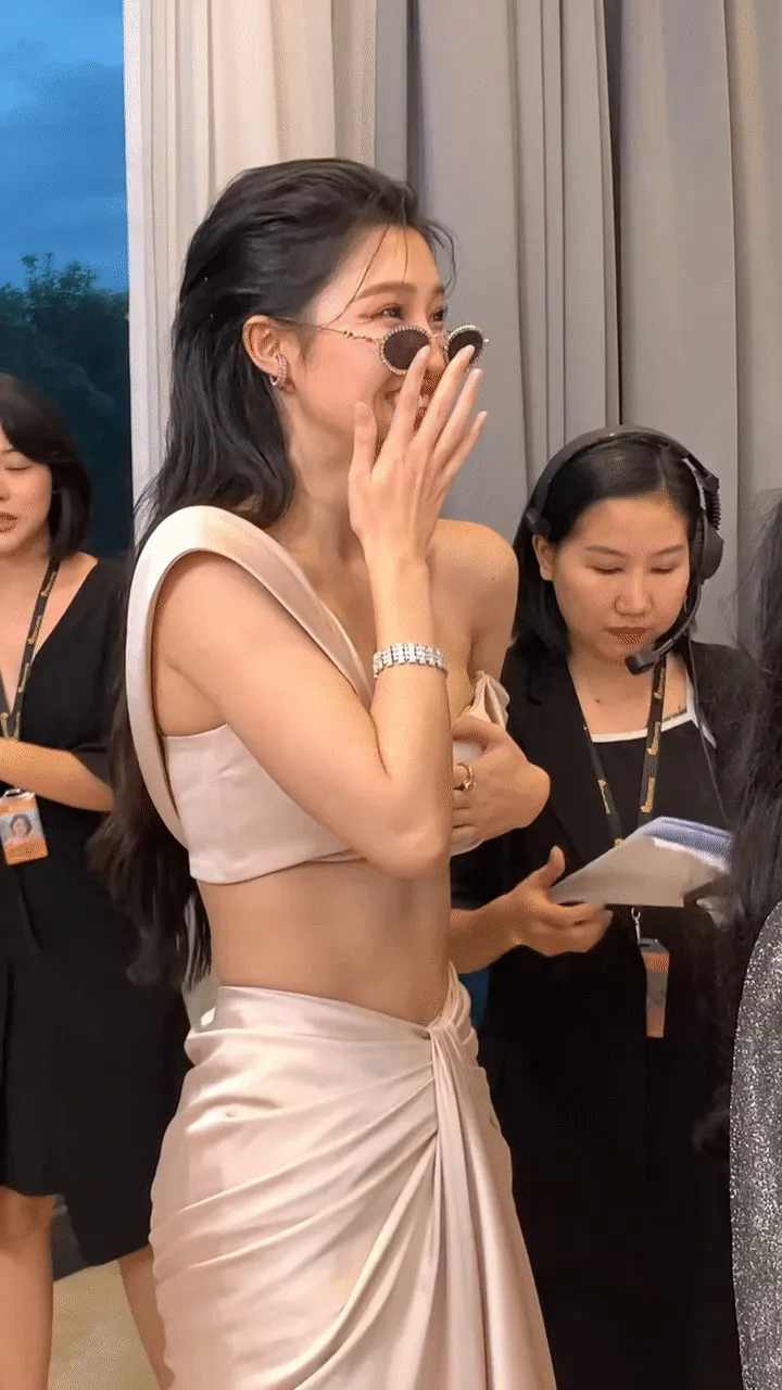 phuong-nhi-ngay-cang-ho-bao-mot-nang-hau-chanh-cung-dang-dan-thai-do-khien-nang-hau-xin-loi (4)