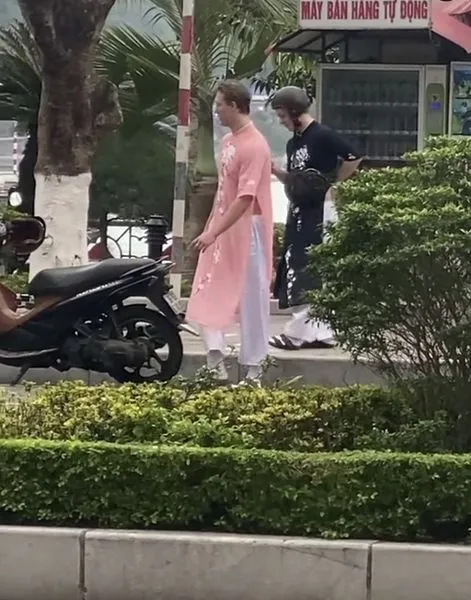 xuat-hien-2-anh-tay-cao-to-mac-dao-dai-hong-phan-cua-cu-ba-u60-netizen-reo-ten-chu-tiem-tu-van (4)