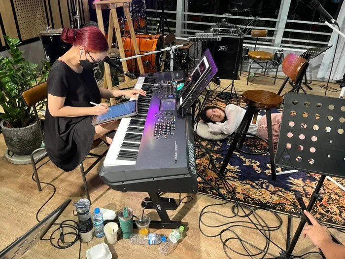 luc-duc-voi-chong-sap-cuoi-nam-em-bi-bat-gap-ngu-tren-san-trong-phong-thu (3)