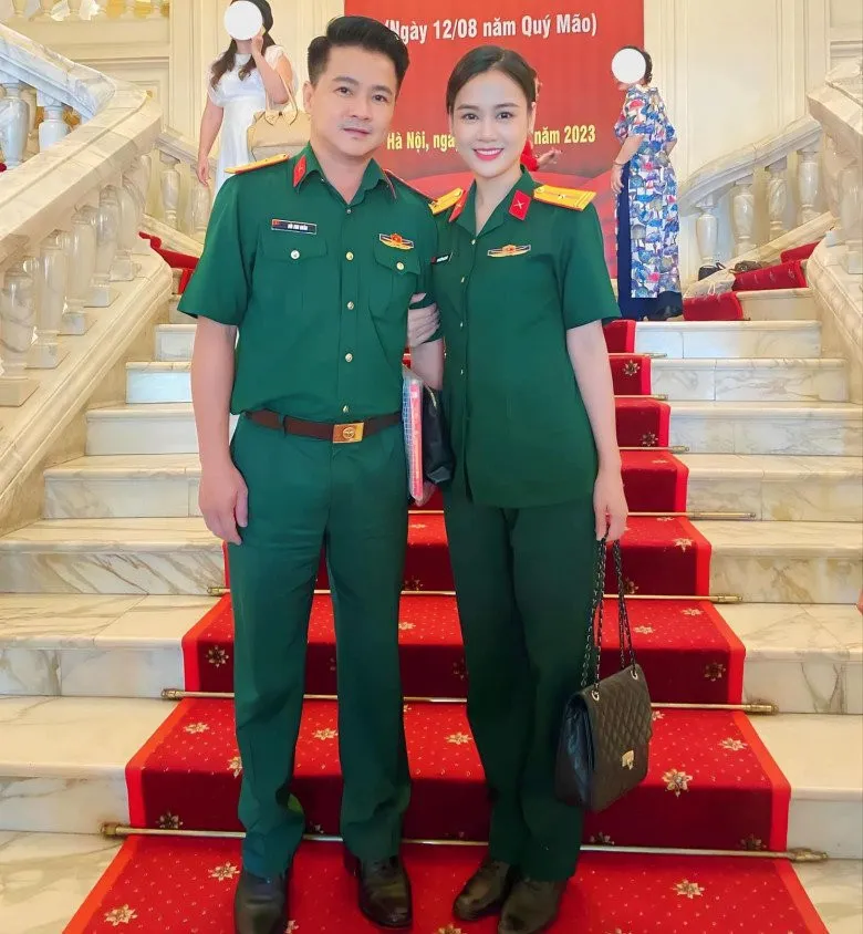 nu-dien-vien-dong-phim-la-phu-vi-nghe-chinh-la-thieu-ta-lay-chong-hon-10-tuoi-lam-pho-giam-doc-nha-hat-kich (3)