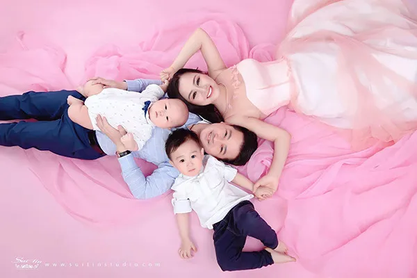 nu-dien-vien-dong-phim-la-phu-vi-nghe-chinh-la-thieu-ta-lay-chong-hon-10-tuoi-lam-pho-giam-doc-nha-hat-kich (4)