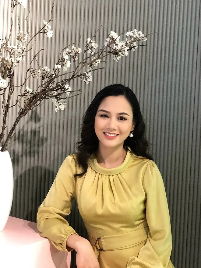 nu-dien-vien-dong-phim-la-phu-vi-nghe-chinh-la-thieu-ta-lay-chong-hon-10-tuoi-lam-pho-giam-doc-nha-hat-kich (7)