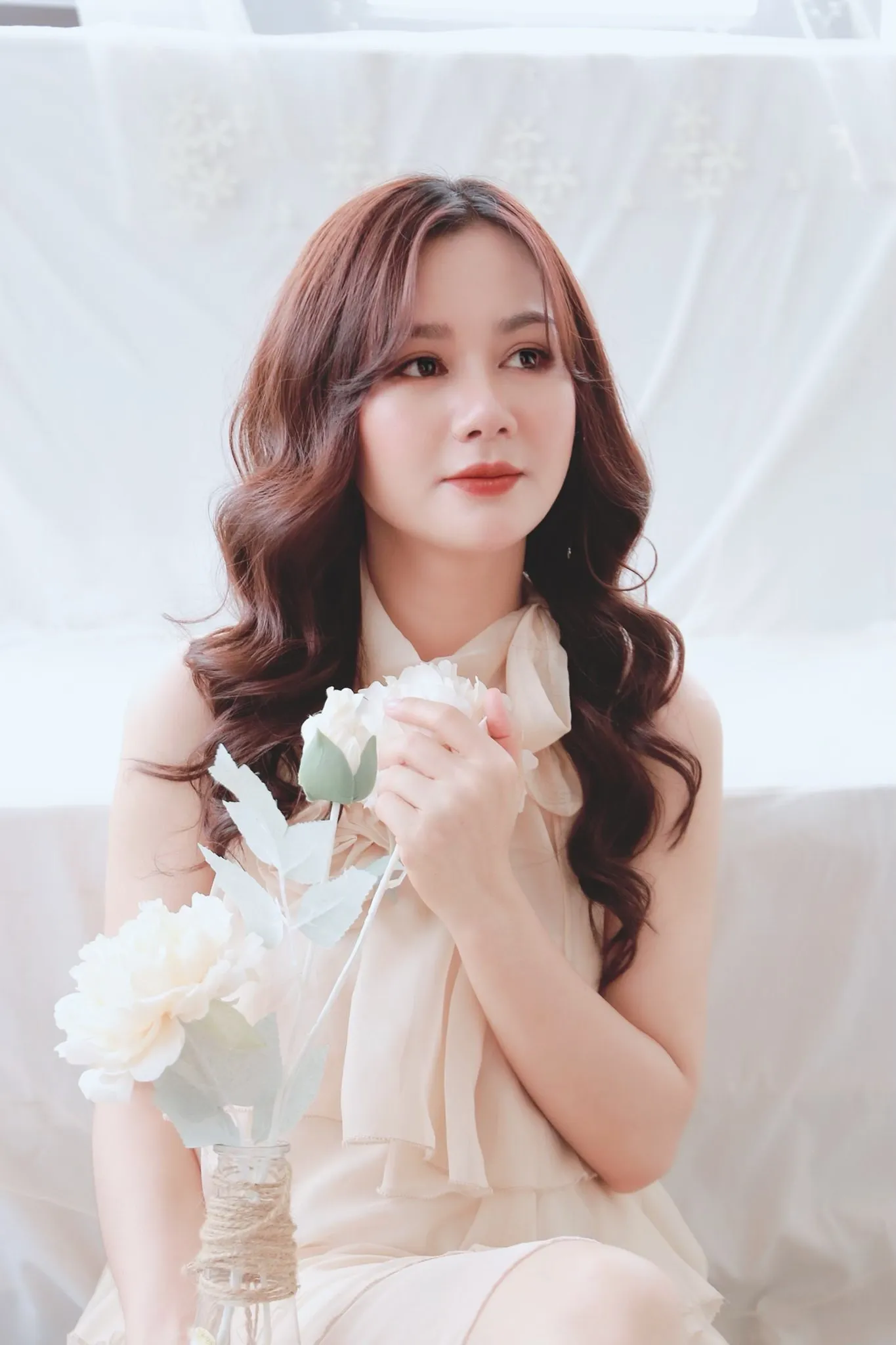 nu-dien-vien-dong-phim-la-phu-vi-nghe-chinh-la-thieu-ta-lay-chong-hon-10-tuoi-lam-pho-giam-doc-nha-hat-kich (9)