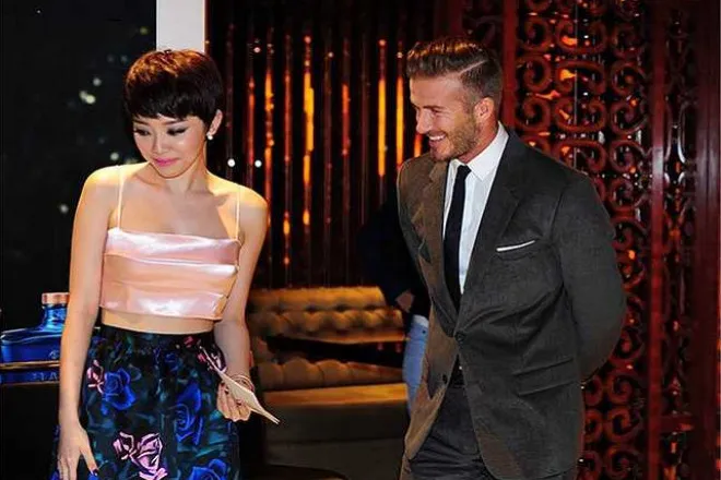 co-gai-viet-voc-nguoi-nho-nhan-nhung-khien-david-beckkham-khong-roi-mat-chang-lep-ve-khi-dung-canh-lisa-blackpink (2)