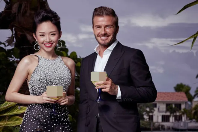 co-gai-viet-voc-nguoi-nho-nhan-nhung-khien-david-beckkham-khong-roi-mat-chang-lep-ve-khi-dung-canh-lisa-blackpink (4)