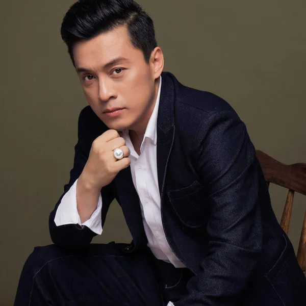 lam-truong-di-hat-o-nuoc-ngoai-bi-bao-ve-chan-cua (1)