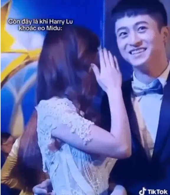 midu-co-hanh-dong-phu-khi-bi-mot-sao-nam-om-eo-giua-su-kien-nhungh-den-harry-lu-lai-thich-thu (1)