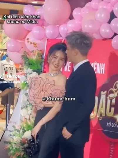 midu-co-hanh-dong-phu-khi-bi-mot-sao-nam-om-eo-giua-su-kien-nhungh-den-harry-lu-lai-thich-thu (2)