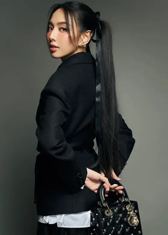 hoa-hau-thuy-tien-khoe-nhan-sac-thang-hang (1)