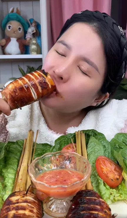 ba-nhan-vlog-nhap-vien-gap-du-chua-toi-ngay-sinh-bau-than-sac-tieu-tuy-nhung-van-an-khong-kieng-cu (18)