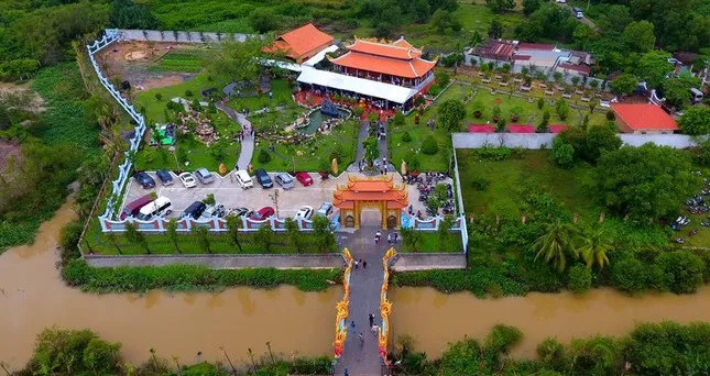 he-lo-can-phong-chua-day-tram-huong-ky-nam-cua-hoai-linh-tai-nha-tho-to-100-ty-khien-ai-cung-choang (1113)