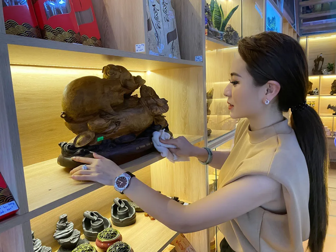 he-lo-can-phong-chua-day-tram-huong-ky-nam-cua-hoai-linh-tai-nha-tho-to-100-ty-khien-ai-cung-choang (6)
