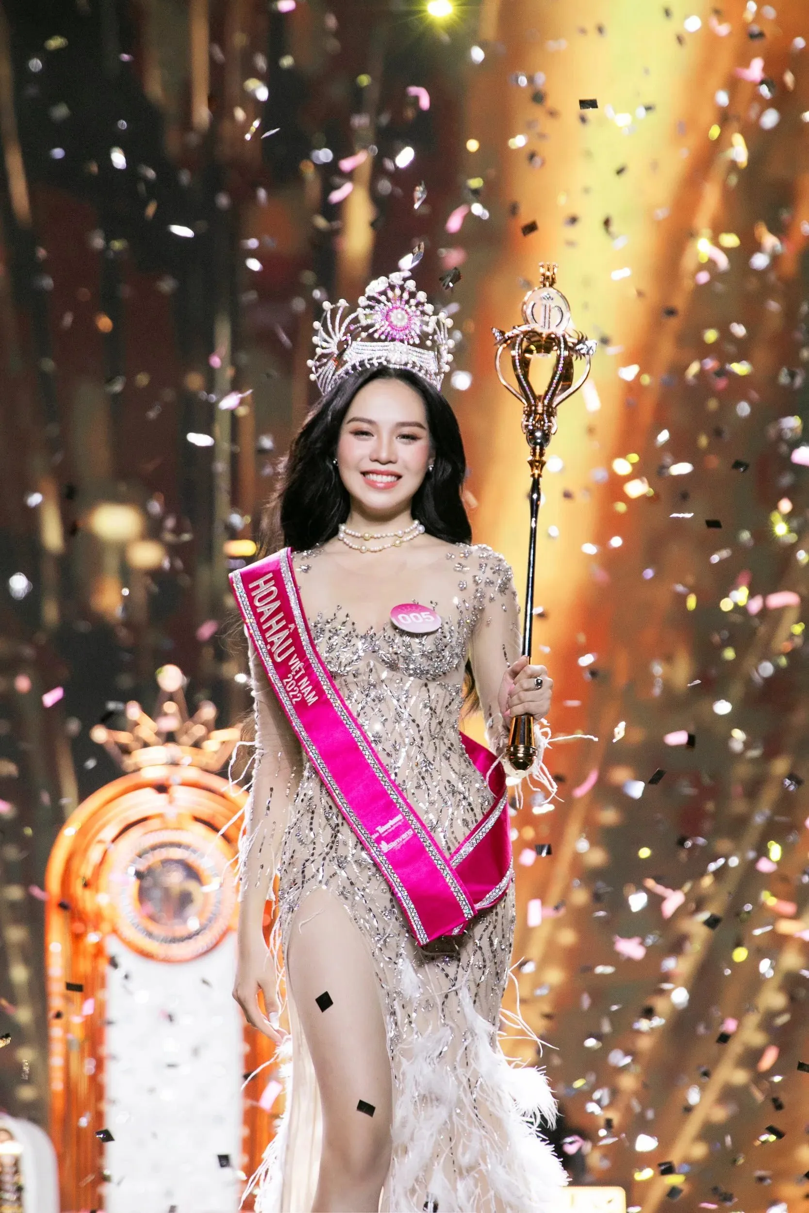 y-nhi-kho-chac-suat-thi-miss-world-he-lo-co-gai-thay-nang-hau-chinh-chien-quoc-te (6)