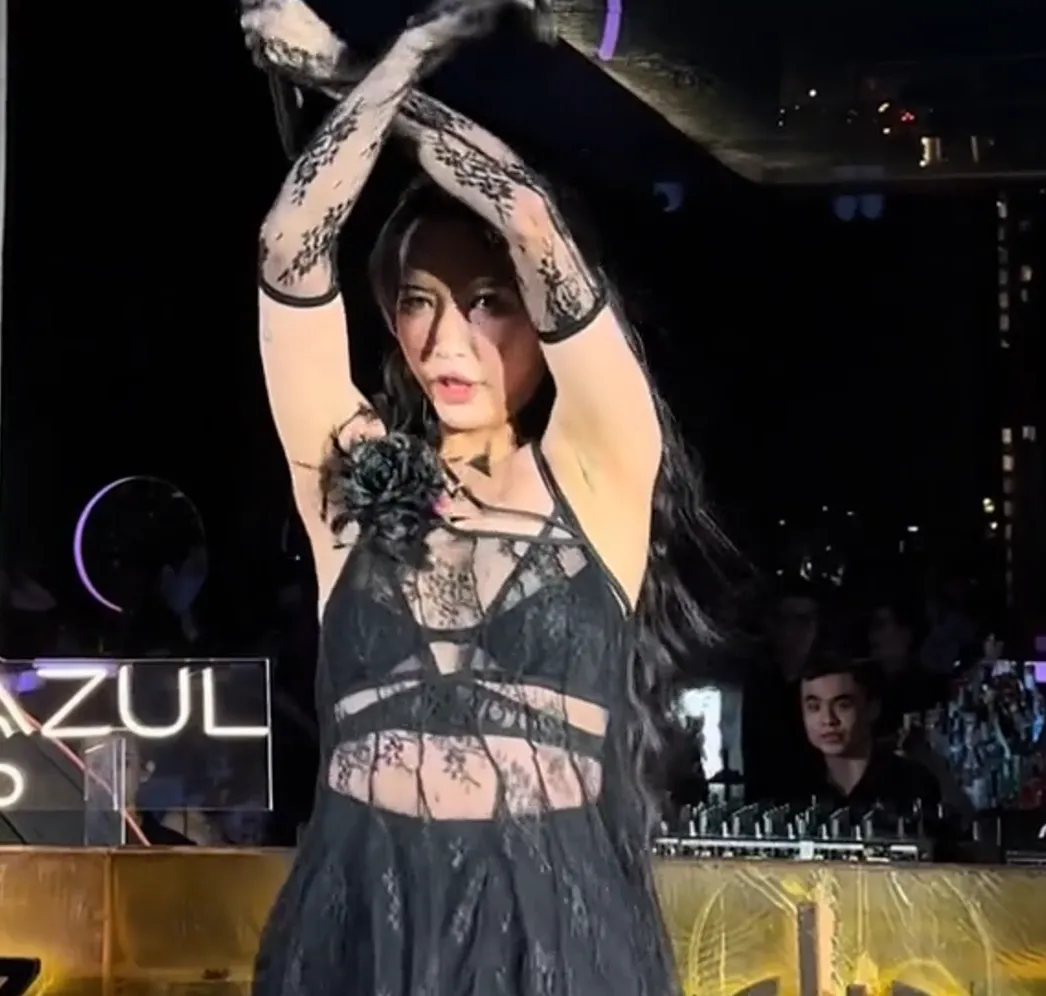 bich-phuong-dien-trang-phuc-nhu-vay-ngu-di-dien-khien-khan-gia-la-o-mat-het-hinh-anh-nghe-si (4)