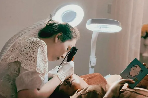 nang-hau-viet-bi-mat-ket-hon-voi-dai-gia-nghin-ty-tay-trang-hau-do-vo-lam-phun-xam-xu-nguoi (4)