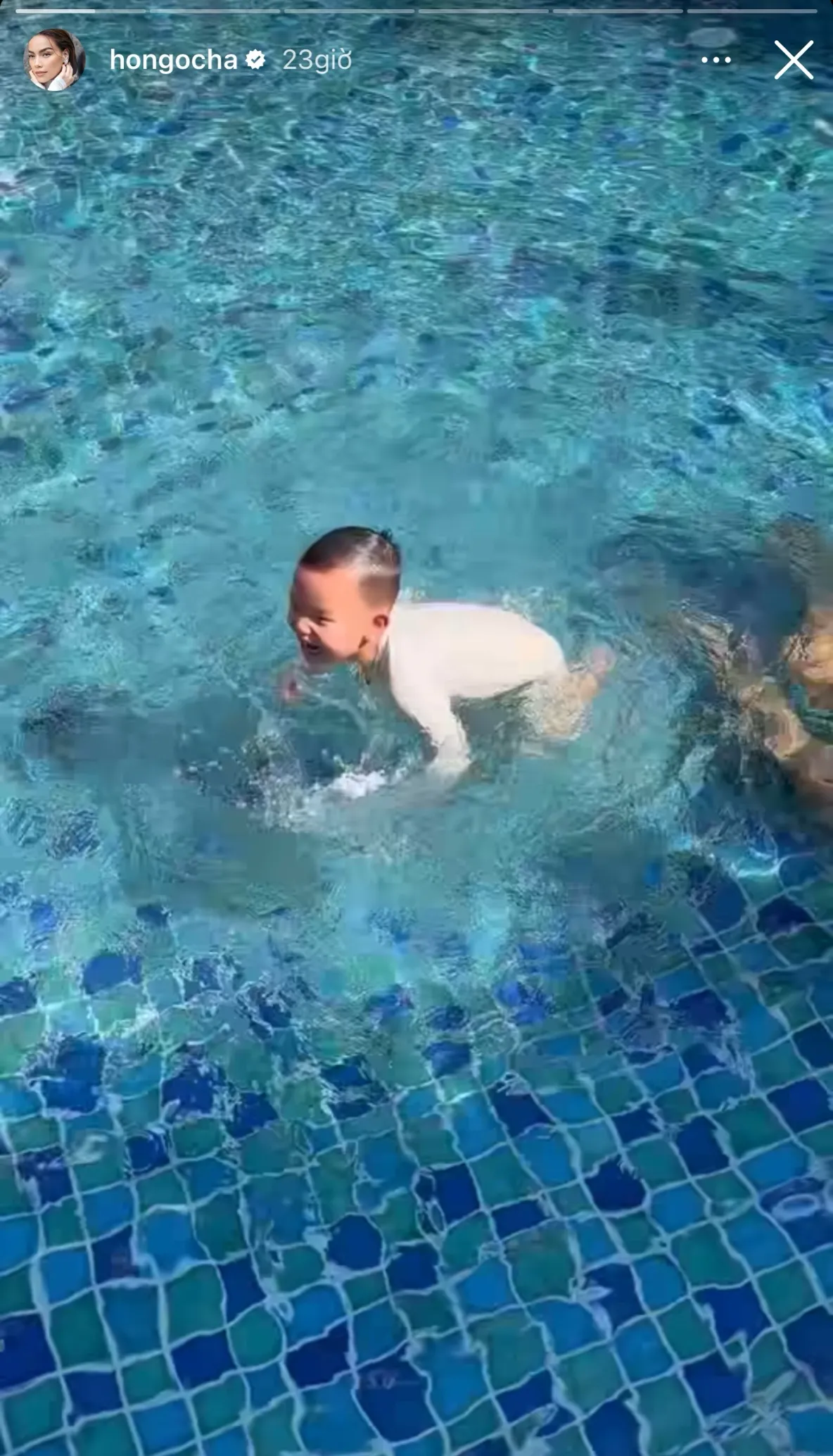 con-trai-ha-ho-3-tuoi-lo-thien-phu-boi-loi-dac-biet-xoay-vai-vong-duoi-nuoc-khong-ai-ho-tro (5)