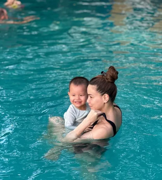 con-trai-ha-ho-3-tuoi-lo-thien-phu-boi-loi-dac-biet-xoay-vai-vong-duoi-nuoc-khong-ai-ho-tro (6)