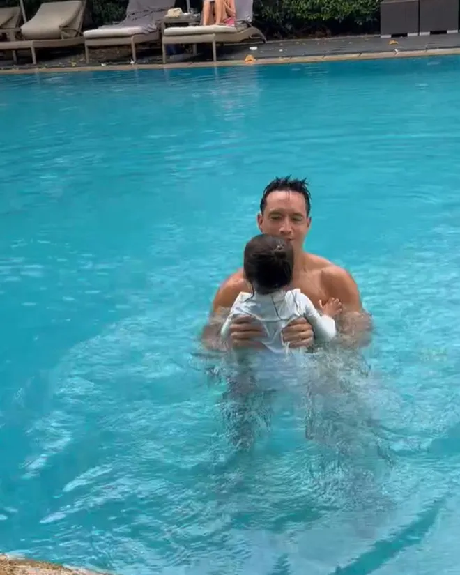 con-trai-ha-ho-3-tuoi-lo-thien-phu-boi-loi-dac-biet-xoay-vai-vong-duoi-nuoc-khong-ai-ho-tro (9)