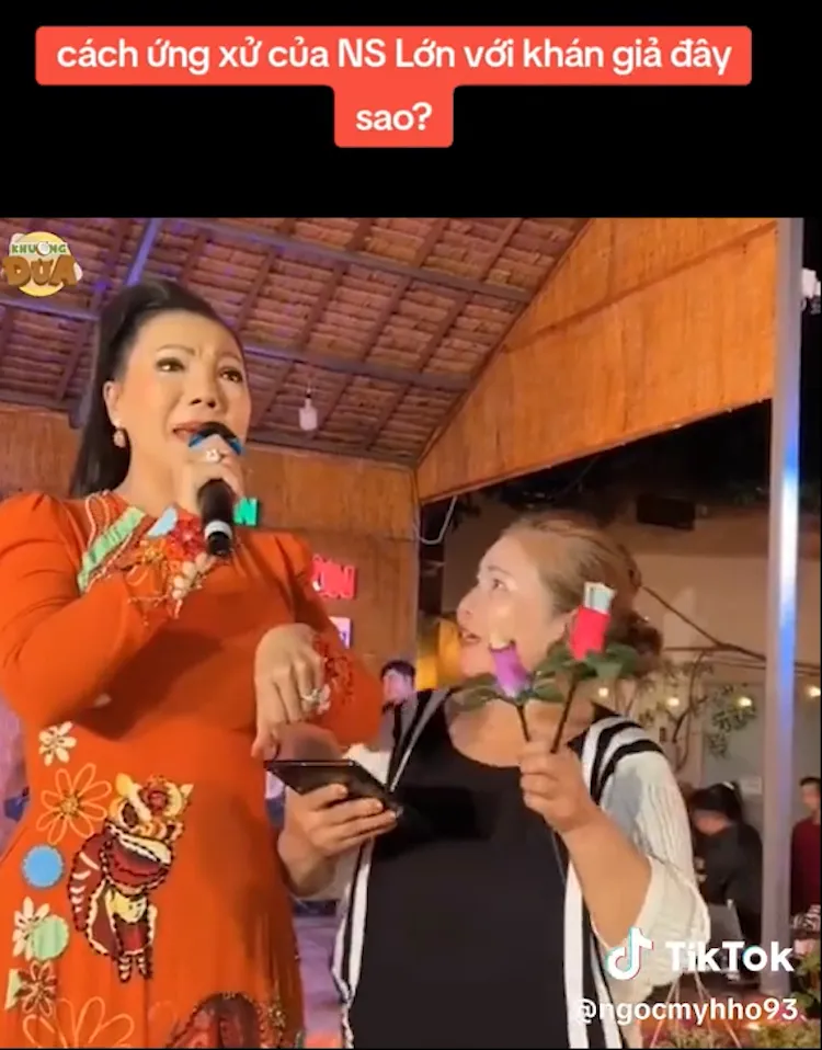 nsut-cam-tien-xem-thuong-khan-gia-day-nguoi-ham-mo-xuong-san-khau-vi-xin-chup-anh (111)