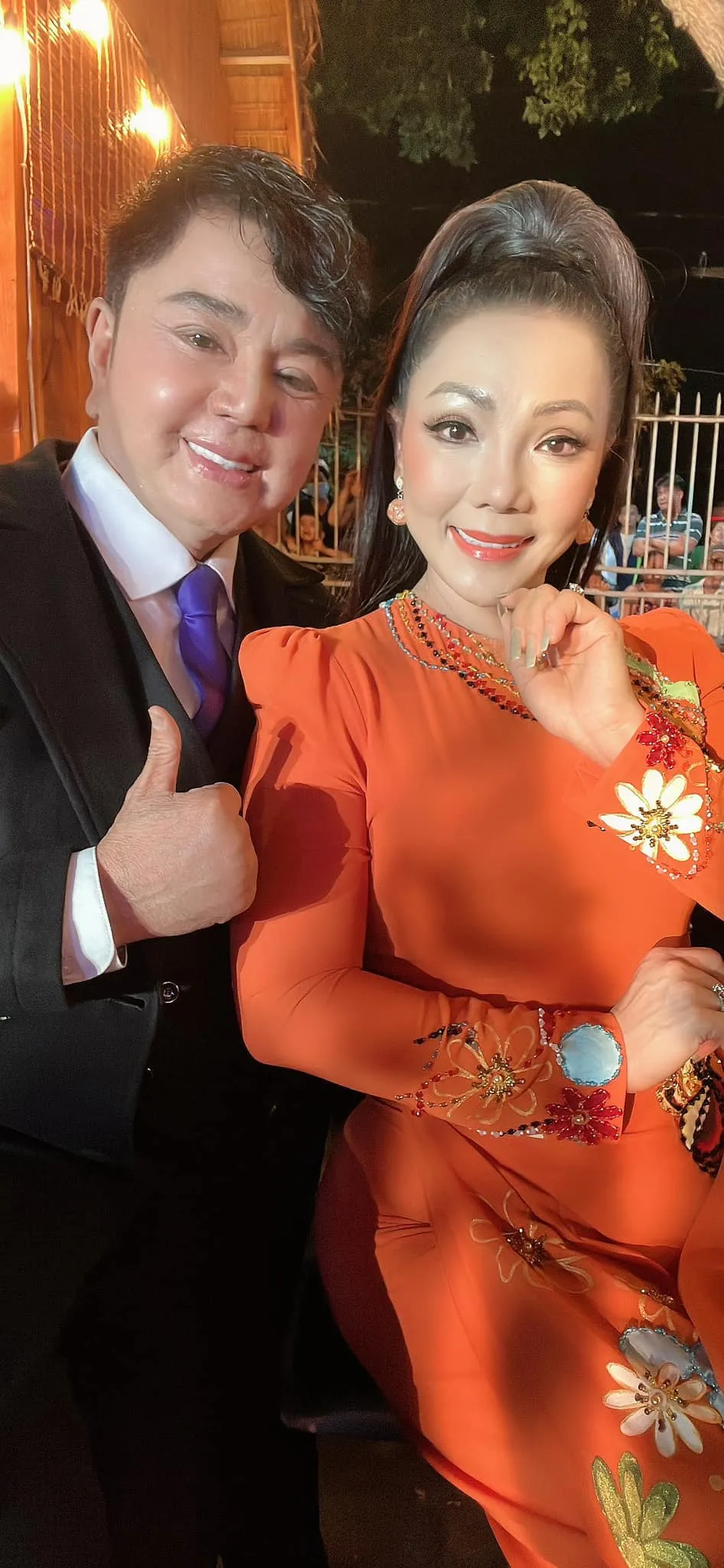 nsut-cam-tien-xem-thuong-khan-gia-day-nguoi-ham-mo-xuong-san-khau-vi-xin-chup-anh (12)