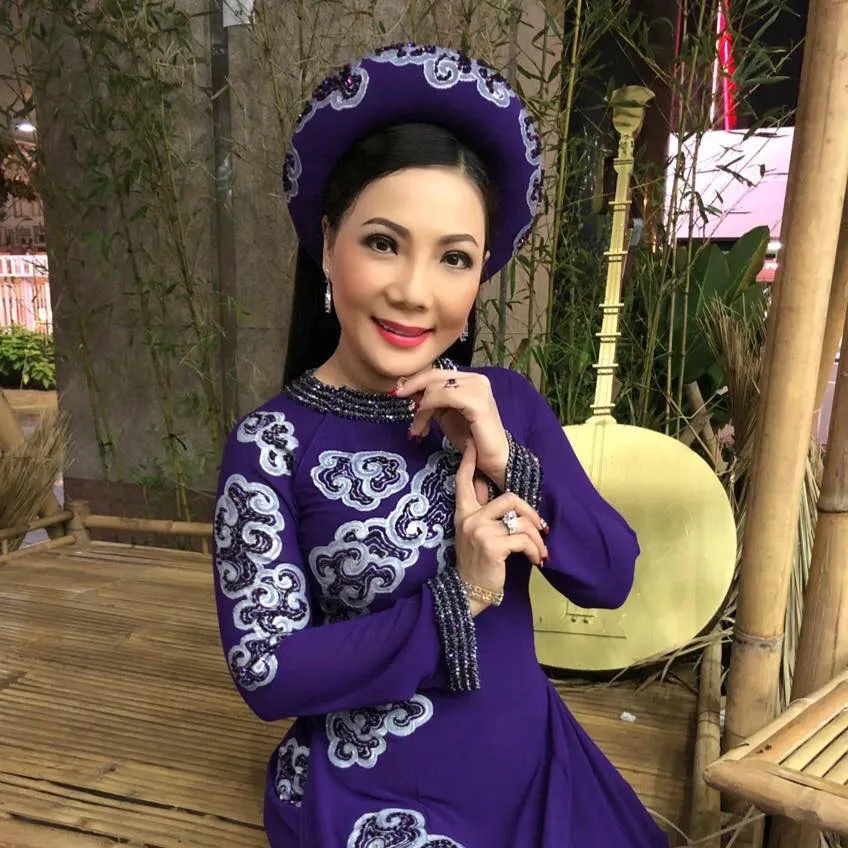 nsut-cam-tien-xem-thuong-khan-gia-day-nguoi-ham-mo-xuong-san-khau-vi-xin-chup-anh (2)