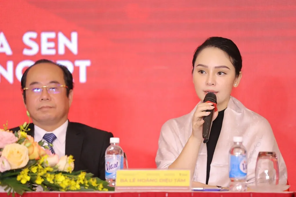 danh-tinh-co-gai-ut-sinh-nam-2001-duoc-dai-gia-di-tu-gia-tai-san-nghin-ty (2)