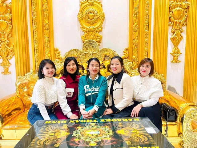 dai-gia-dong-nat-mo-cua-co-ngoi-100-ty-dong-cho-nguoi-dan-vao-xem-300-nguoi-check-in-moi-ngay-khach-tay-cung-ghe (3)