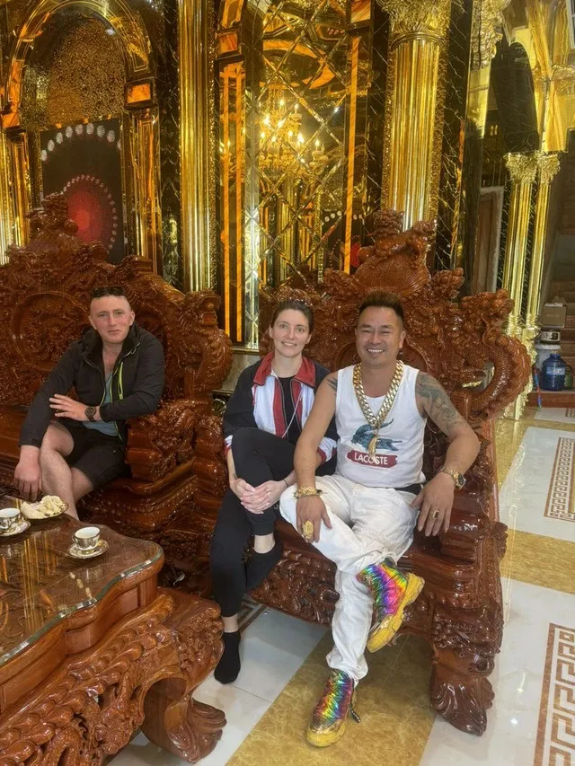 dai-gia-dong-nat-mo-cua-co-ngoi-100-ty-dong-cho-nguoi-dan-vao-xem-300-nguoi-check-in-moi-ngay-khach-tay-cung-ghe (7)