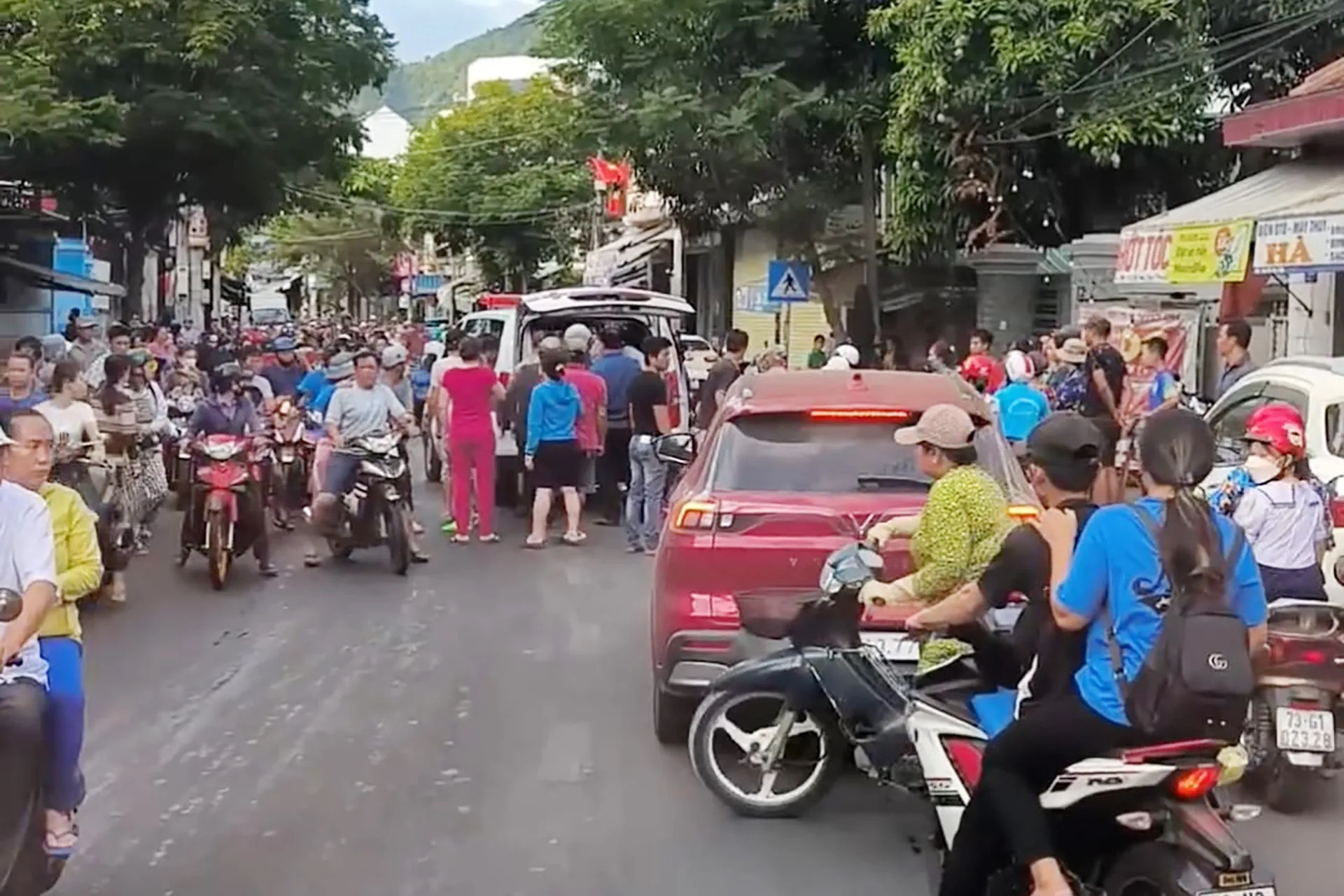 hang-loat-hoc-sinh-cua-2-truong-hoc-nhap-vien-cung-bieu-hien-mot-em-ra-di-mai-mai-chua-ro-nguyen-nhan (1)