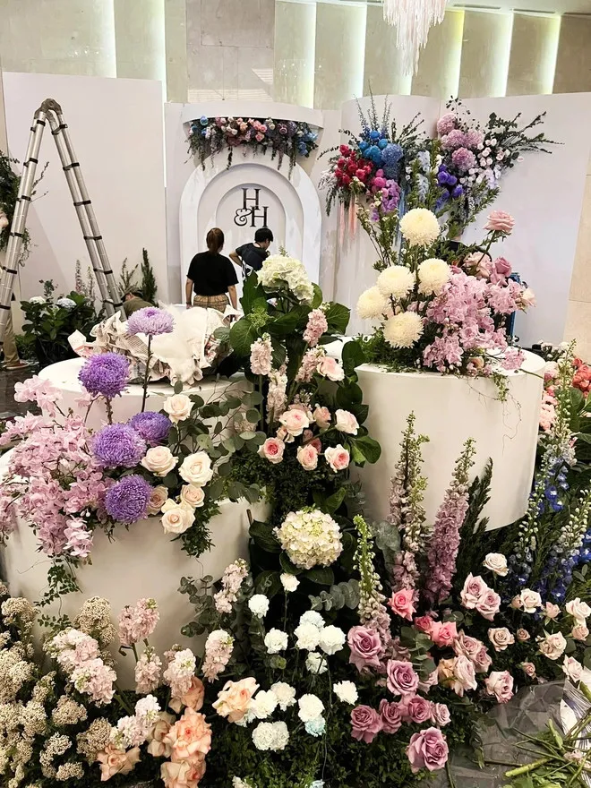 khong-gian-dam-cuoi-quang-hai-tai-khach-san-5-sao-10000-bong-hoa-tuoi-trai-dai (7)