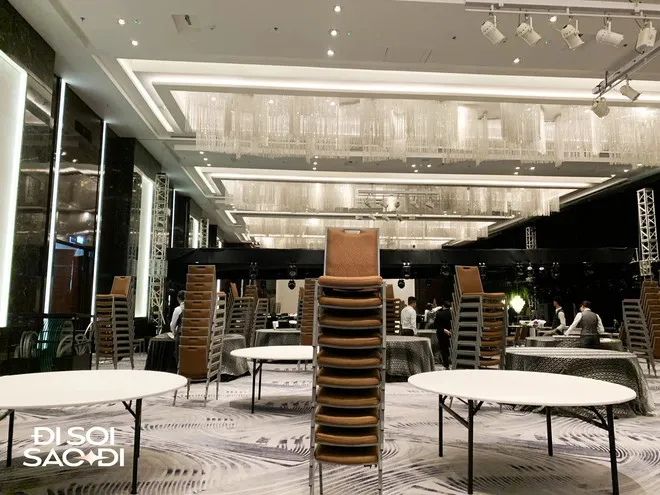 khong-gian-dam-cuoi-quang-hai-tai-khach-san-5-sao-10000-bong-hoa-tuoi-trai-dai (8)