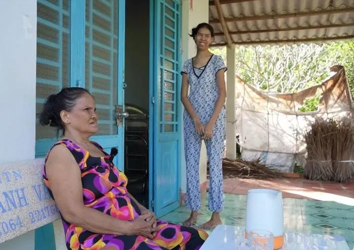 co-gai-tra-vinh-khong-dam-ra-duong-giao-luu-vi-so-huu-chieu-cao-2m-khien-canh-may-ray-ne-phuc (2)