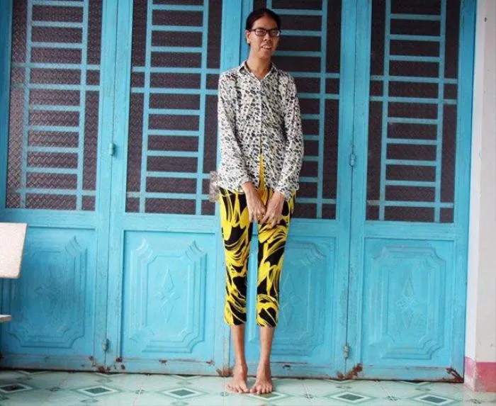 co-gai-tra-vinh-khong-dam-ra-duong-giao-luu-vi-so-huu-chieu-cao-2m-khien-canh-may-ray-ne-phuc (3)