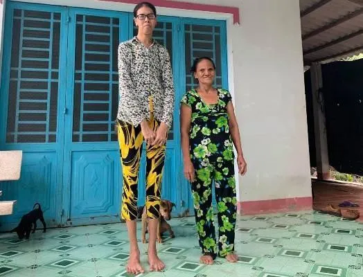 co-gai-tra-vinh-khong-dam-ra-duong-giao-luu-vi-so-huu-chieu-cao-2m-khien-canh-may-ray-ne-phuc (31)